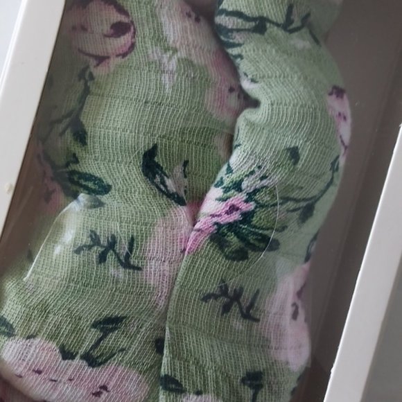 Lulujo Deluxe Muslin Swaddle Blanket Green Floral 47"x 47" - Picture 4 of 8